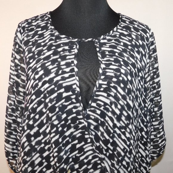 Vince Camuto Faux Wrap Deep V-Neck Blouse Size Medium Top - Picture 2 of 10